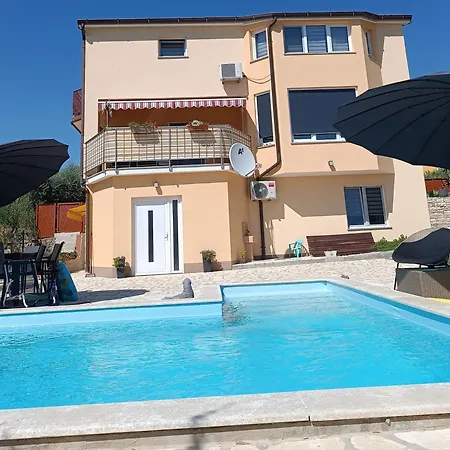 アパート Family Friendly With A Swimming Pool Kastel, Istria - Sredisnja Istra - 21309 ブイェ